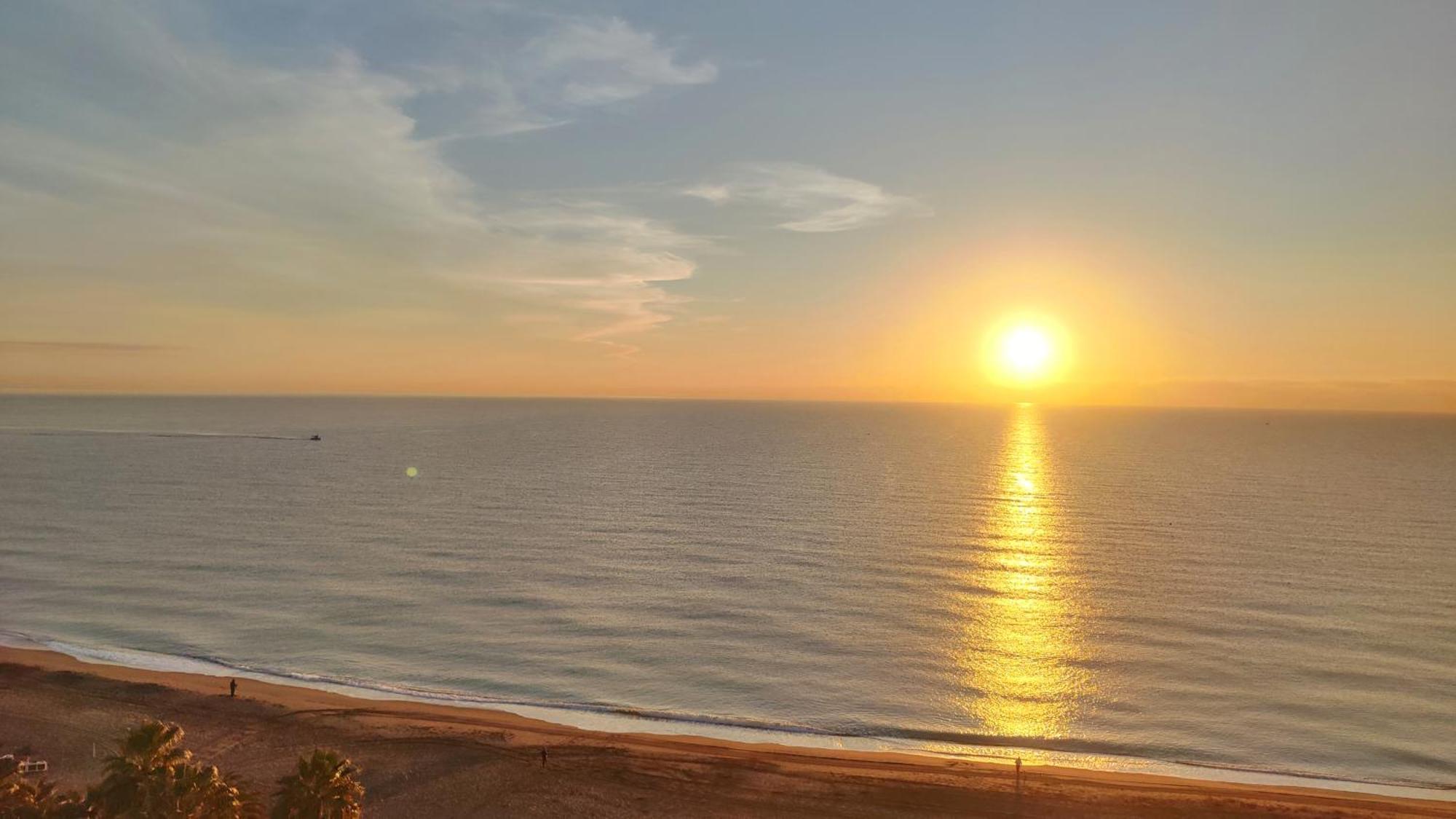Beachfront -- New Luxury Apartment -- 1ª Linea Playa -- Fuengirola City Center -- Private Parking -- Panoramic Sea Views -- מראה חיצוני תמונה