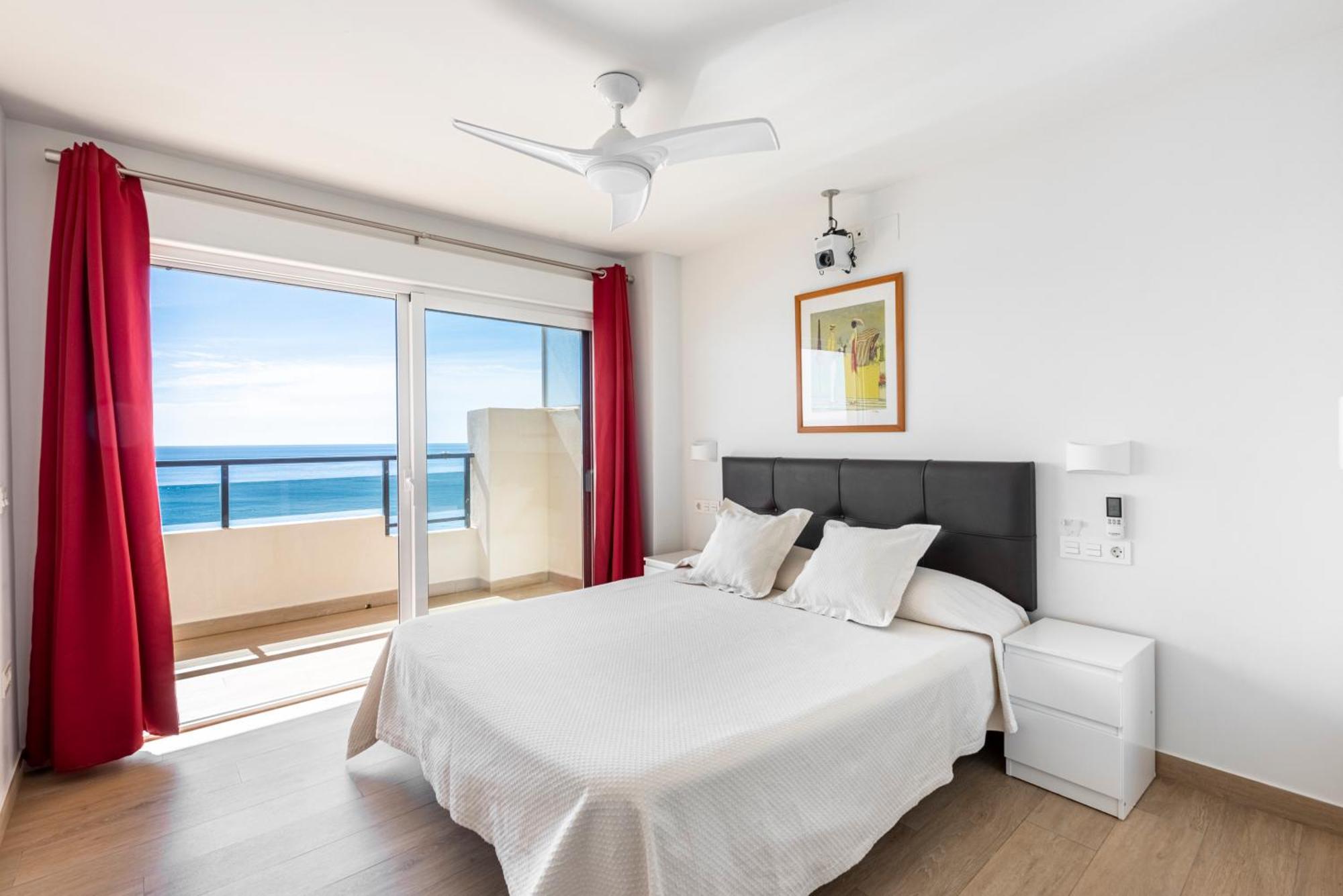 Beachfront -- New Luxury Apartment -- 1ª Linea Playa -- Fuengirola City Center -- Private Parking -- Panoramic Sea Views -- מראה חיצוני תמונה