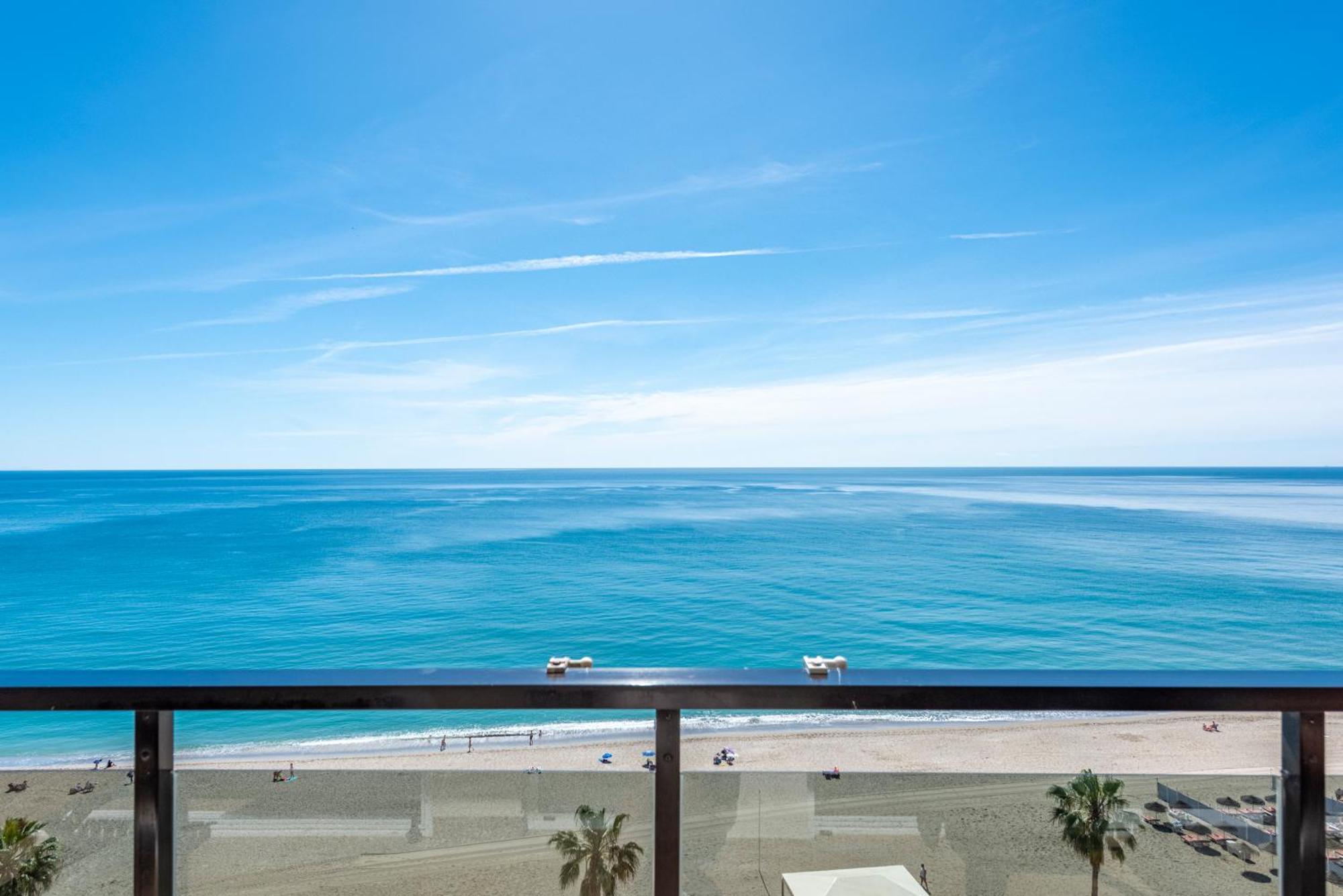 Beachfront -- New Luxury Apartment -- 1ª Linea Playa -- Fuengirola City Center -- Private Parking -- Panoramic Sea Views -- מראה חיצוני תמונה